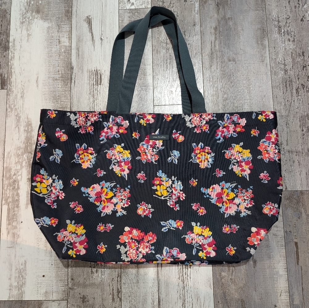 Vera Bradley lined  large‎ floral overnight tote